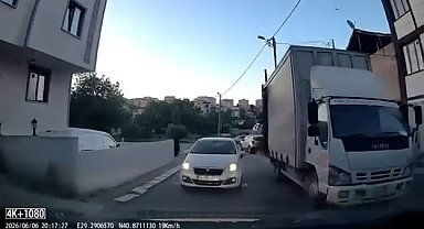 Pendik'te 'Aracım arıza yaptı' dedi yol vermedi; sürücülerin tartışması kamerada
