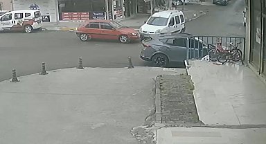 Pendik'te hafif ticari araca çarpan otomobil kamerada