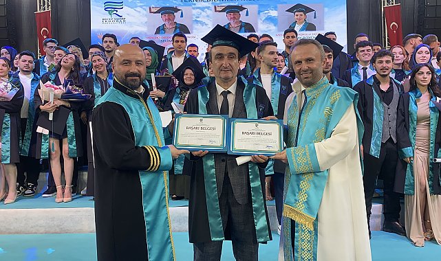 RTEÜ'de mezuniyet coşkusu; 54 yaşında iki ana dalda birinci oldu