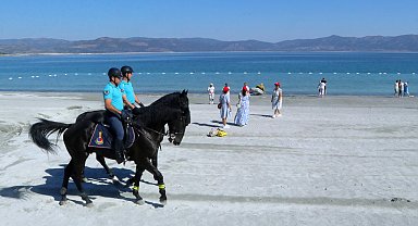 Salda Gölü'nde atlı jandarma timi göreve başladı