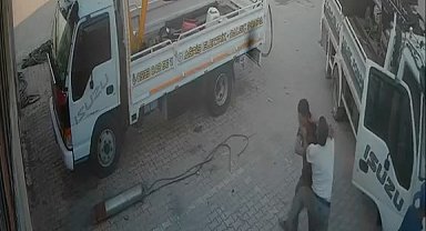 Sanayi sitesindeki tekmeli, yumruklu kavga güvenlik kamerasında