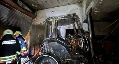 Sanayi sitesindeki yangında traktör kullanılamaz hale geldi