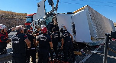 Şanlıurfa'da devrilen TIR'ın şoförü ağır yaralandı
