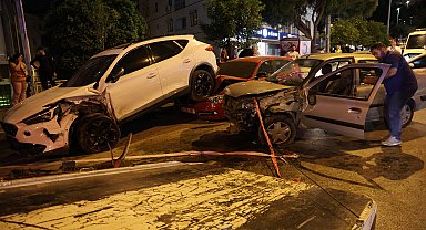 Seyir halindeyken kalp krizi geçirip park halindeki araçlara çarpan sürücü hastanede öldü