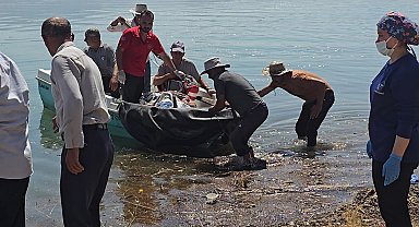 Siirt'te bahçede fenalaşan hasta, tekneyle ambulansa ulaştırıldı