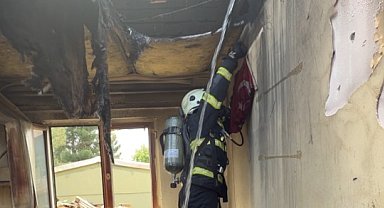 Şırnak'ta tek katlı binada yangın çıktı, itfaiyeci duvardaki Türk bayrağını korumaya aldı