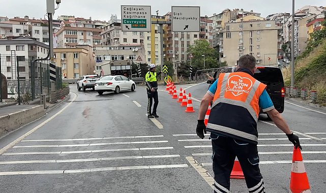 Şişli Bomonti Tünel çıkışında kamyonet devrildi; yol trafiğe kapandı