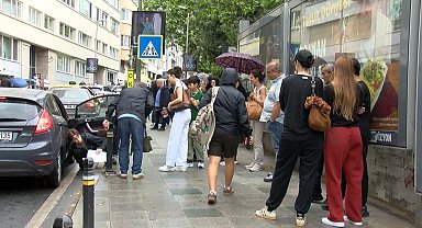 Şişli'de LGS için yanlış okula gelen kız öğrenciye veliler yardım etti