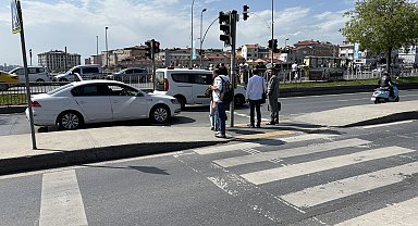 Şişli'de motosiklet yayaya çarptı; kaza anı kamerada