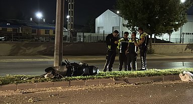 Sivas'ta motosiklet aydınlatma direğine çarptı: 2 yaralı