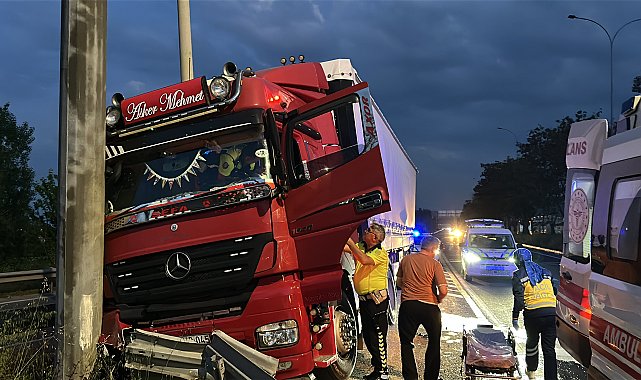 Şoförü rahatsızlanan TIR, refüjdeki bariyerlere çarptı