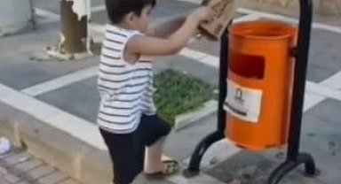 Sokaktaki çöpleri toplayıp kutuya atan minik Aras'a belediyeden hediye