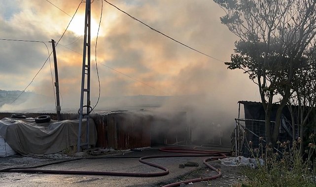 Sultangazi'de plastik eşya deposunda yangın