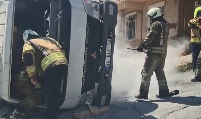 Sultangazi'de rampada kayan kamyonet, park halindeki otomobilin üzerine devrildi