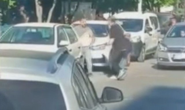 Sultangazi'de trafik kazasının ardından çıkan bıçaklı kavga kamerada: 1 ölü, 2 yaralı