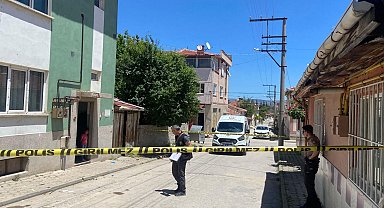 Sürücüsünün geri manevra yaptığı hafif ticari aracın çarptığı yaya öldü