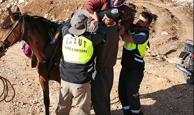 Süt sağarken rahatsızlanan kadın, katırla ambulansa ulaştırıldı