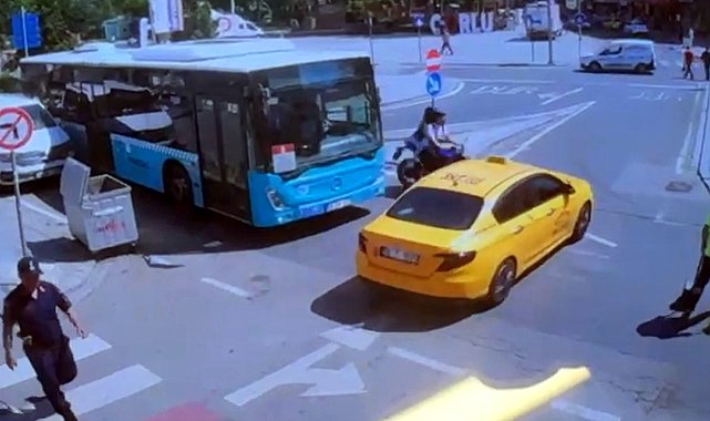 Taksi ile motosikletin çarpıştığı kaza kamerada