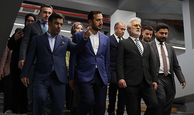 Tamer Karadağlı 'Alev Alatlı Şehir Kütüphanesi ve Tiyatro Binası'nı ziyaret etti