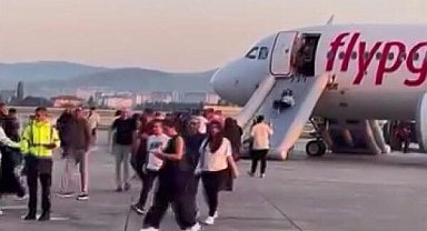 Taşınabilir şarj cihazından duman çıktı; uçaktaki yolcular tahliye edildi Ek görüntü ve fotoğrafla