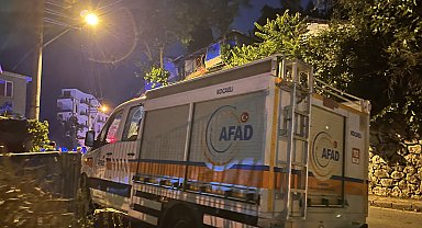 Tavan sıvaları düşen evdeki 5 kişi tahliye edildi