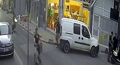 Tek teker üzerinde ilerleyen motosiklet, hafif ticari araca çarptı; kaza kamerada