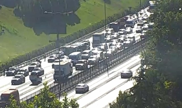 TEM Otoyolu'nda araç takla attı; trafikte yoğunluk oluştu