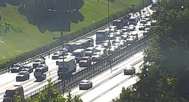 TEM Otoyolu'nda araç takla attı; trafikte yoğunluk oluştu