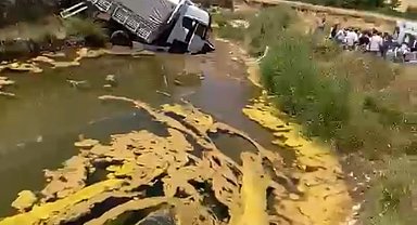 TIR, bariyerleri aşıp, dereye düştü; 3 yaralı