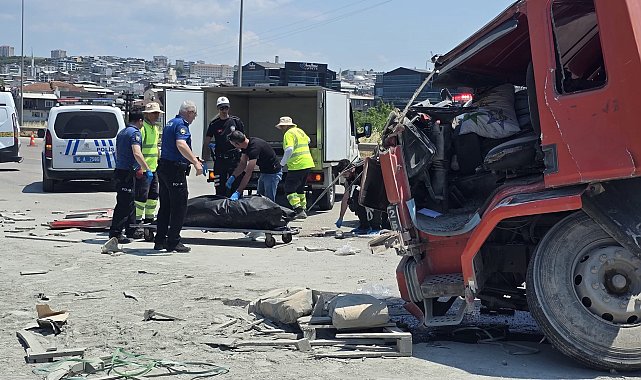 TIR, emniyet şeridinde park halindeki araçlara çarptı: 1 ölü, 1 yaralı