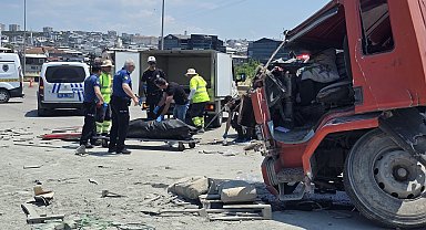 TIR, emniyet şeridinde park halindeki araçlara çarptı: 1 ölü, 1 yaralı