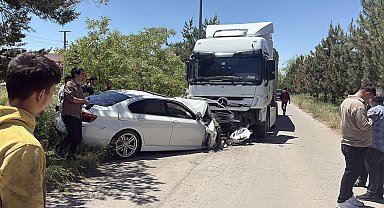 TIR ile çarpışan otomobilin sürücüsü öldü