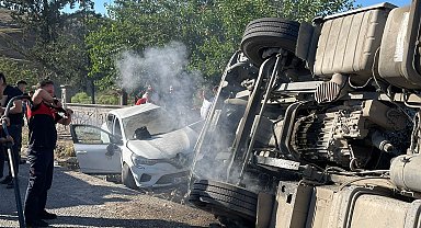 TIR ile otomobil kafa kafaya çarpıştı: 1'i ağır, 4 yaralı