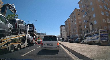TIR şoförünün manevrası olası kazayı önledi; o anlar kamerada