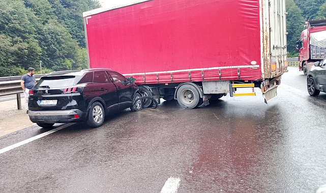 TIR'dan ayrılan dorseye çarpan otomobildeki 2 kişi yaralandı