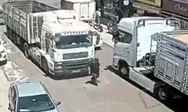 TIR'ın çarptığı yaya öldü; kaza kamerada