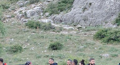 Tırmanış sırasında ayağı kırılan dağcı askeri helikopterle kurtarıldı