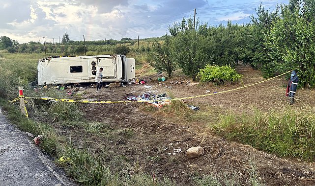 Tur midibüsü şarampole devrildi: 4 ölü, 26 yaralı