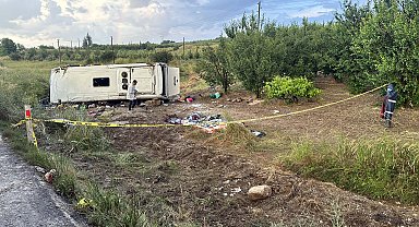 Tur midibüsü şarampole devrildi: 4 ölü, 26 yaralı