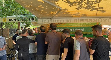 Tur midibüsünün devrildiği kazada ölenler, Konya'da toprağa verildi
