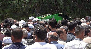 Tur midibüsünün devrildiği kazada ölenler, Konya'da toprağa veriliyor