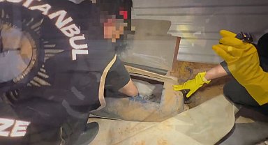 Tuzla'da toprağa gömülü kompresör tankında 20 tabanca ele geçirildi