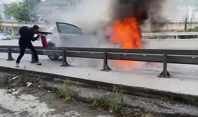 Üsküdar D-100'de otomobilde çıkan yangın itfaiye tarafından söndürüldü