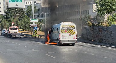 Üsküdar'da seyir halindeki servis minibüsü alev alev yandı