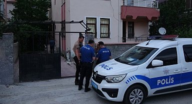Uzaklaştırma kararı olan koca, çocuklarının gözü önünde eşini boynundan bıçakladı