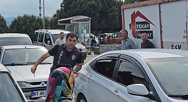 Yanlışlıkla kardeşinin kimliğiyle sınava geldi, amcası 4 dakika kala kendi kimliğini yetiştirdi