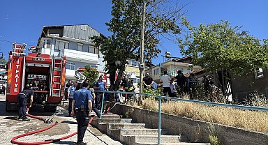 Yaşadığı evi ateşe verip kaçtı