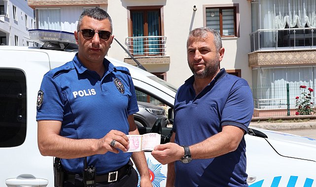 Yolda bulduğu 2 bin 400 TL'yi polise teslim etti