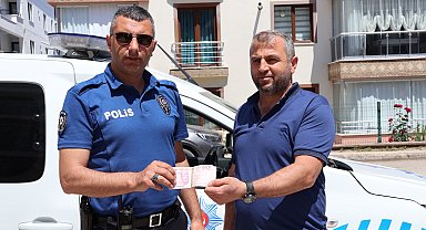 Yolda bulduğu 2 bin 400 TL'yi polise teslim etti