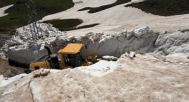 Yüksekova'da 5 metreyi bulan kar kütleleri temizleniyor